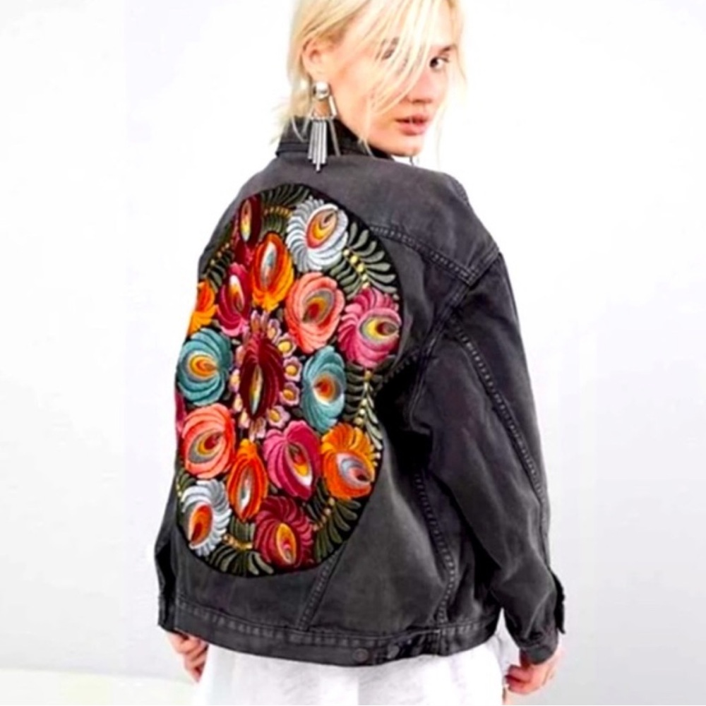 FREE PEOPLE Oversized Embroidered Back Denim Jacket Size M/L - Picture 4 of 16